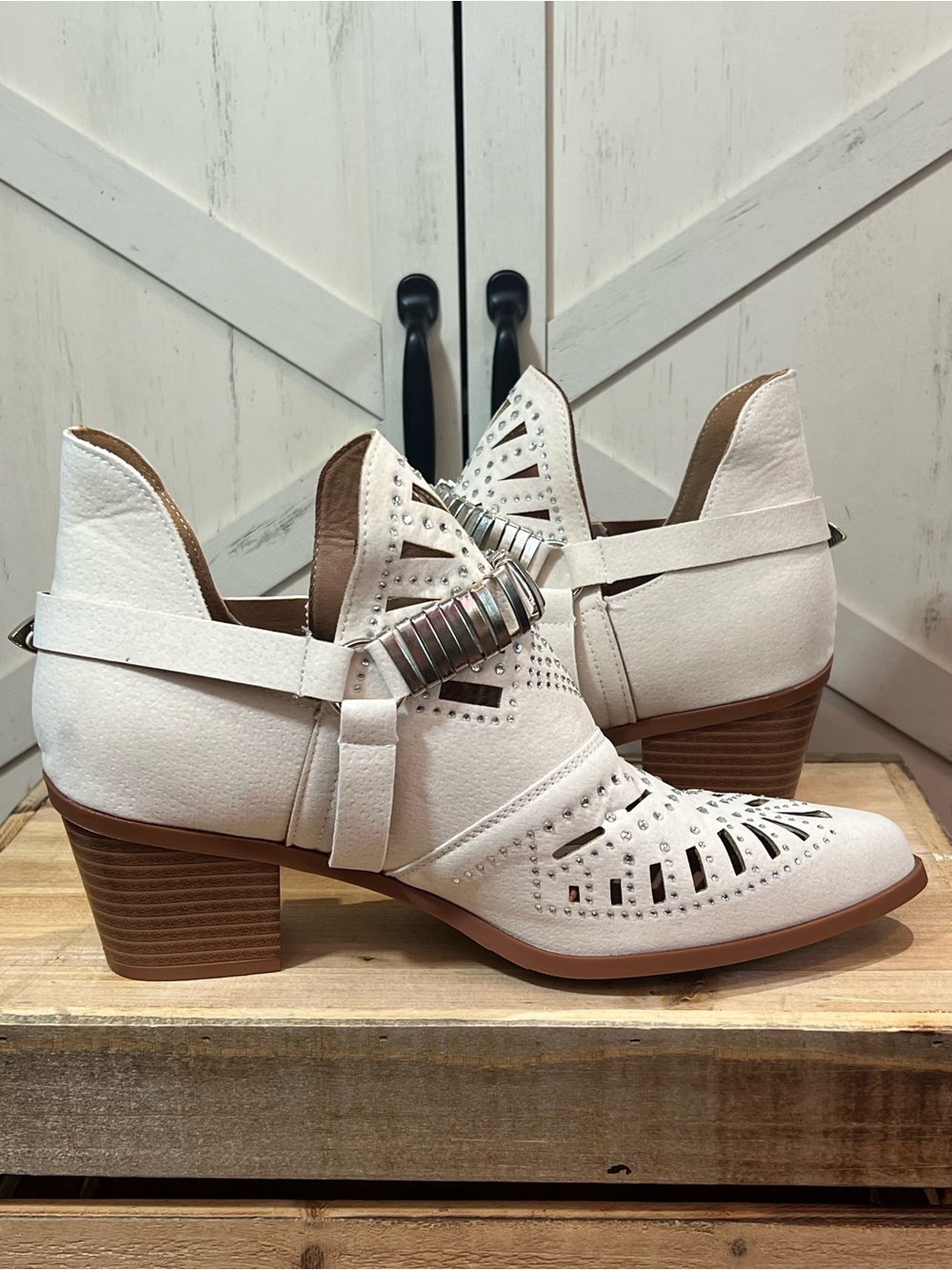 BOHO Cream Western Slip-On Ankle Boots Cutouts Silver -Tone Buckles Size 10 NEW - Picture 3 of 11